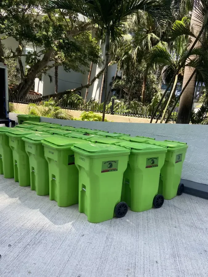 Filas de carritos verdes de The Waste Masters listos para una propiedad